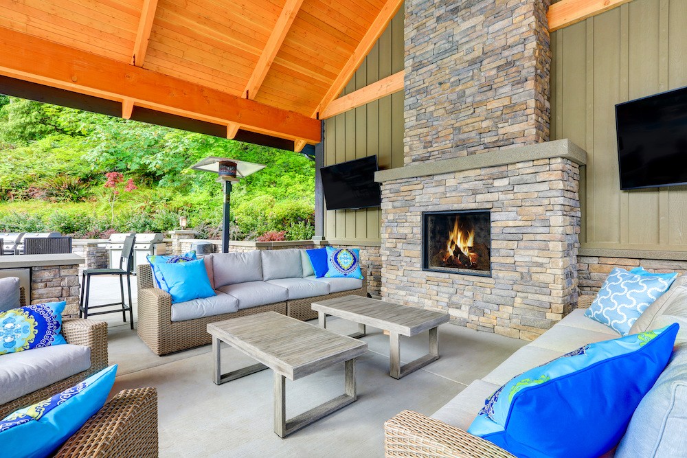 Home outdoor entertainment space